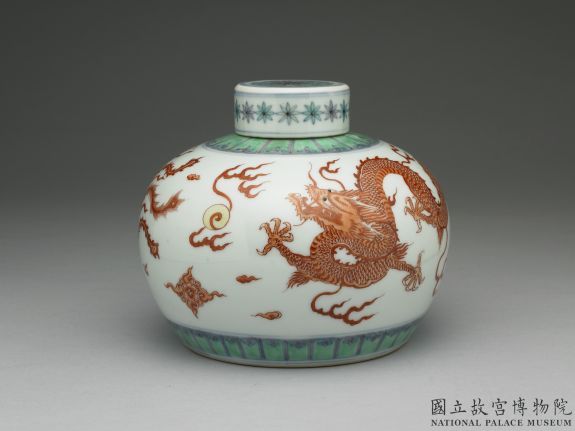 Lidded tea jar with decoration of dragons and phoenixes in wucai painted enamels, Qing dynasty, Kangxi reign (1662-1722)